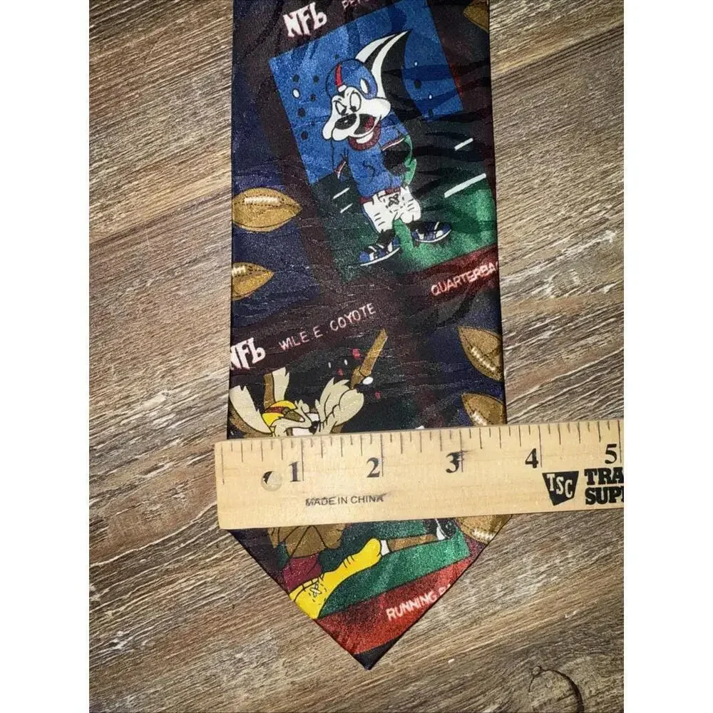 Vintage 1993 NFL Looney‎ Tunes Football Tie Sylvester Pepe Le Pew Wile Coyote